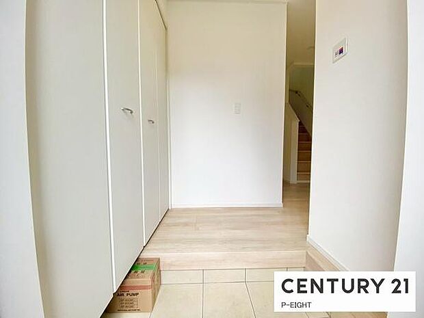 白を基調とした明るい玄関です!