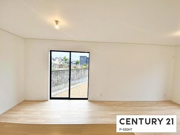 大きな窓のある明るいリビングです!