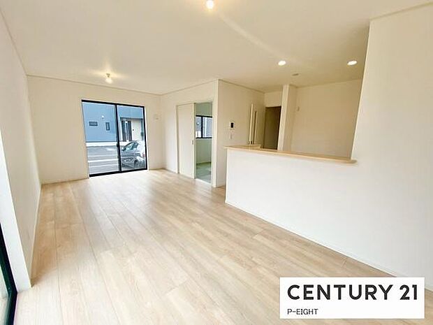 窓から日光が差し込む明るいリビングです!