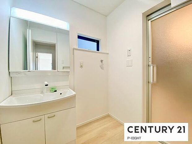 明るい洗面台で身支度ができます!洗濯機を置くスペースもあります!