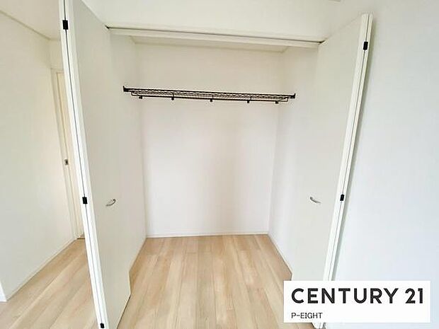 棚付きの便利な収納スペースあり!