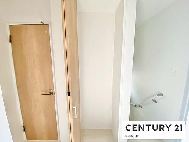 廊下に便利な収納スペースあり!