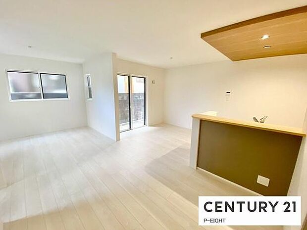 大きな窓のある広々としたリビングです!