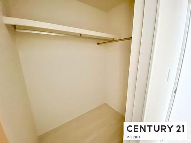 ウォークインクローゼットでたくさん収納できます！