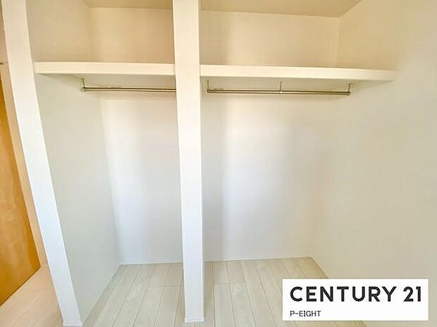 棚とパイプ付きで収納に便利です!