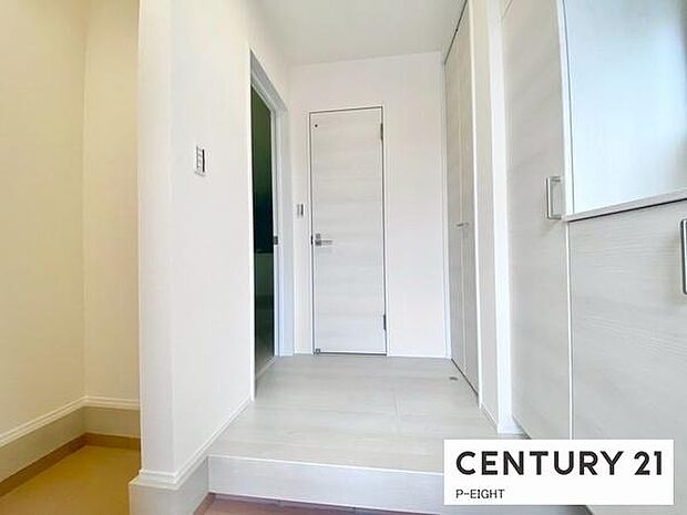 白を基調とした明るい玄関です!ベビーカーやゴルフクラブなども置ける便利な収納スペースがあります!