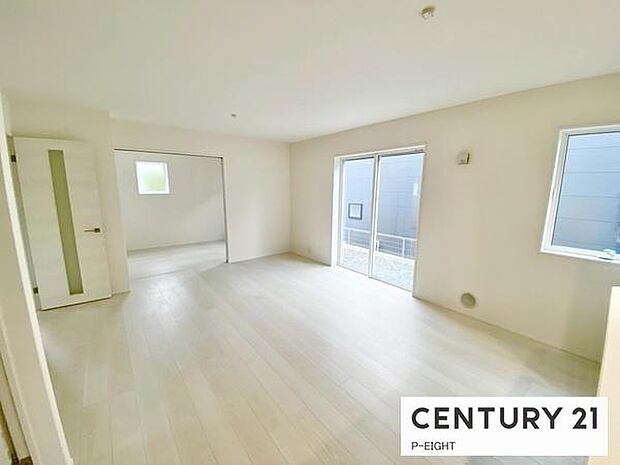 大きな窓のある明るいリビングです!