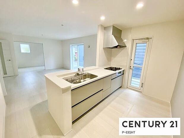 料理をしながらリビングを見渡せるつくりで、料理中も家族との会話がはずみます。