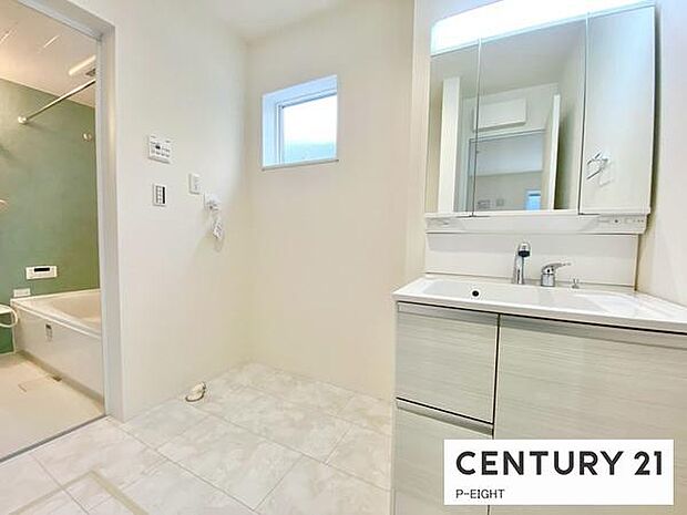 明るい洗面台で身支度ができます!洗濯機を置くスペースもあります!