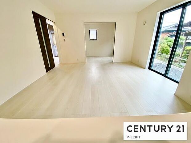 大きな窓から日光が差し込む明るいリビングです！