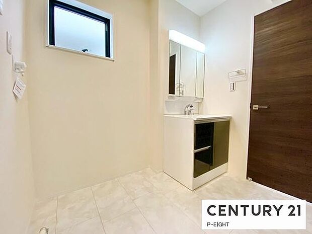 明るい洗面台で身支度ができます！洗濯機を置くスペースもあります！