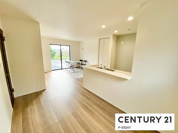 窓から日光が差し込む明るいリビングです!