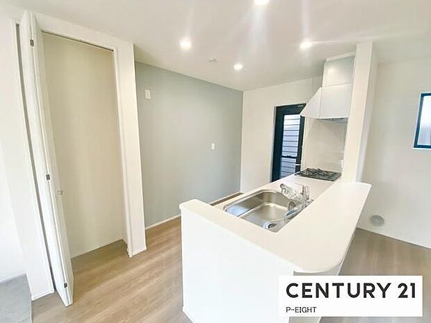 料理をしながらリビングを見渡せるつくりで、料理中も家族との会話がはずみます。