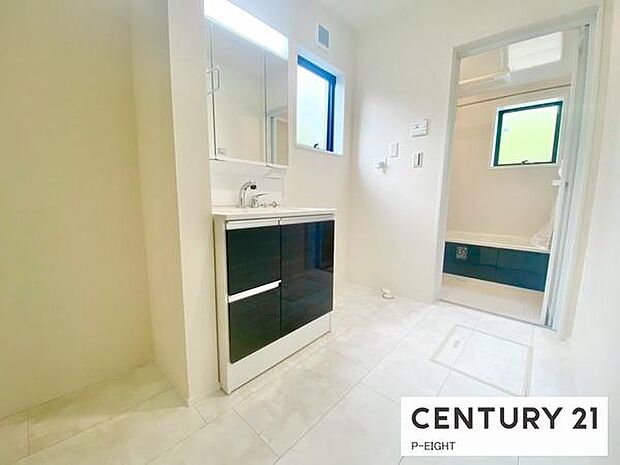 明るい洗面台で身支度ができます!洗濯機を置くスペースもあります!