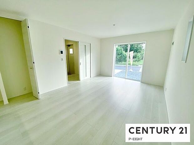 大きな窓のある明るいリビングです!