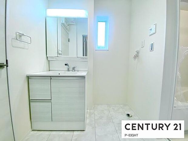 明るい洗面台で身支度ができます!洗濯機を置くスペースもあります!