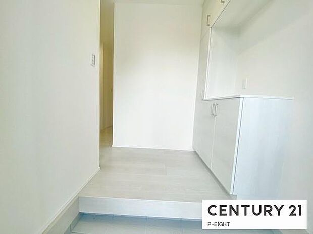 白を基調とした明るい玄関です!