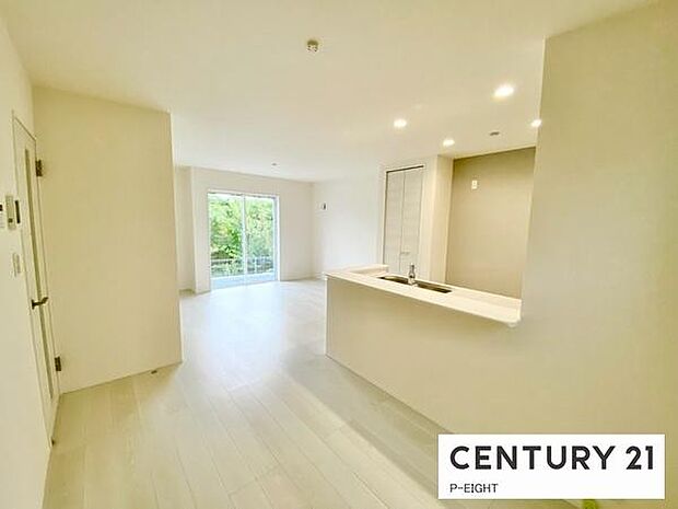 大きな窓のある明るいリビングです!