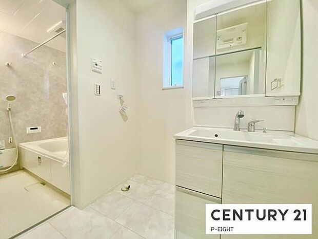 明るい洗面台で身支度ができます!洗濯機を置くスペースもあります!