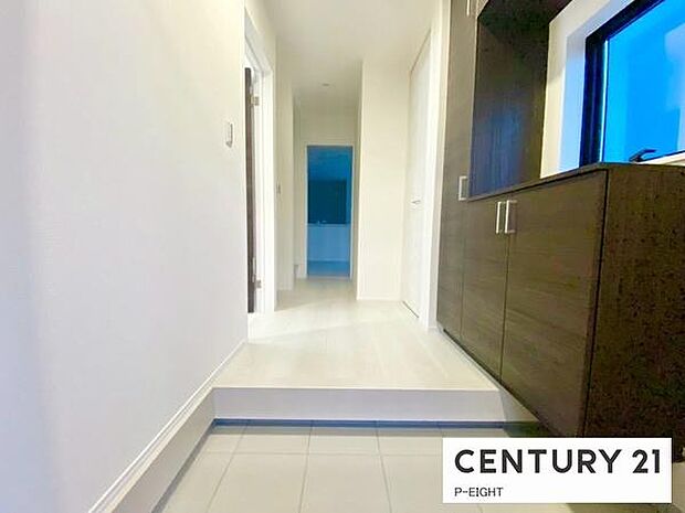 白を基調とした明るい玄関です!