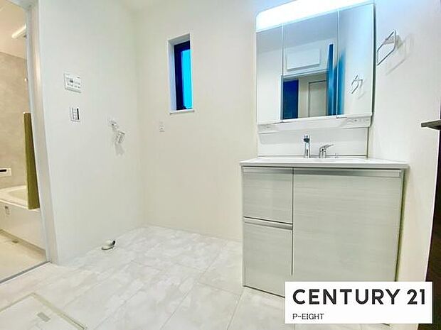 明るい洗面台で身支度ができます!洗濯機を置くスペースもあります!