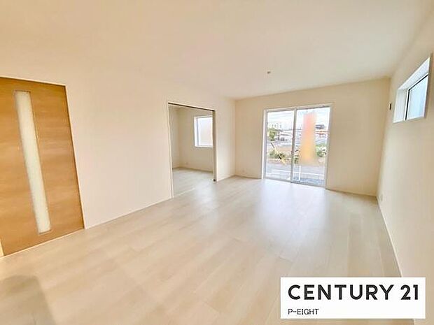 大きな窓から日光が差し込む明るいリビングです！