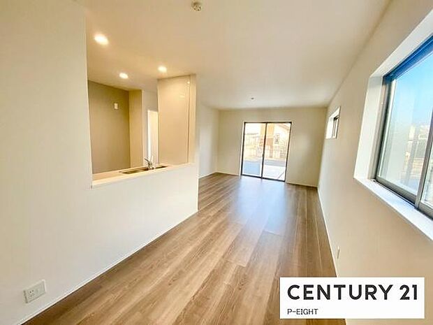 大きな窓から日光が差し込む明るいリビングです！