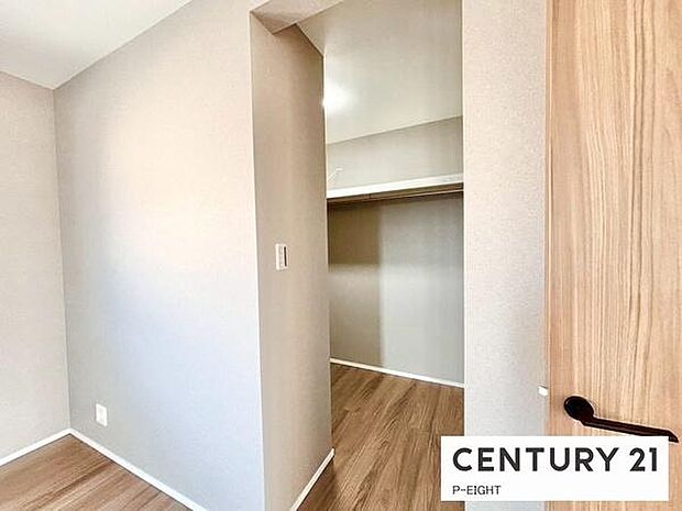 ウォークインクローゼットでたくさん収納できます！