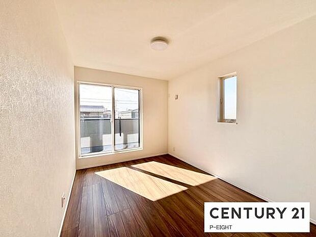 バルコニーに面しており明るい洋室です!