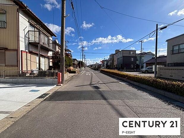 幅員約11.8ｍのゆとりある道路です！駐車も快適です！