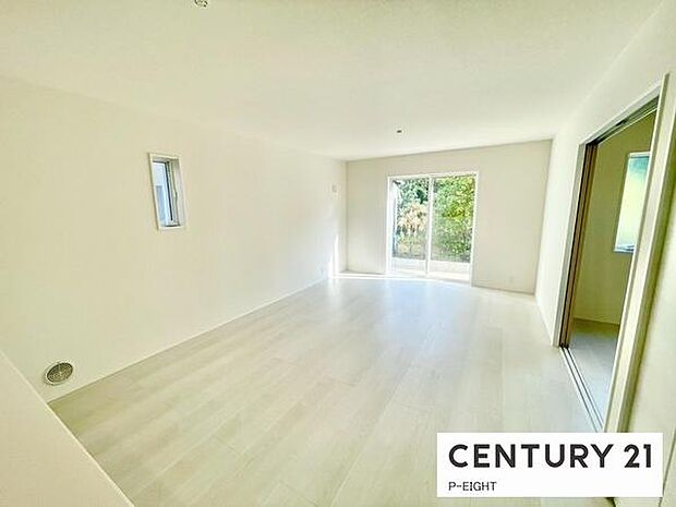 大きな窓から日光が差し込む明るいリビングです!