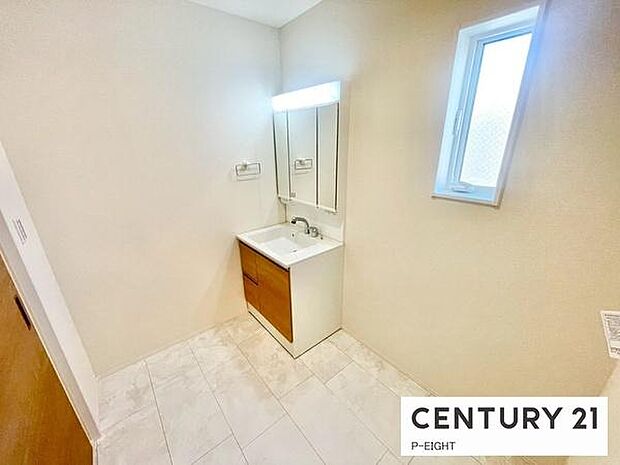 明るい洗面台で身支度ができます!洗濯機を置くスペースもあります!