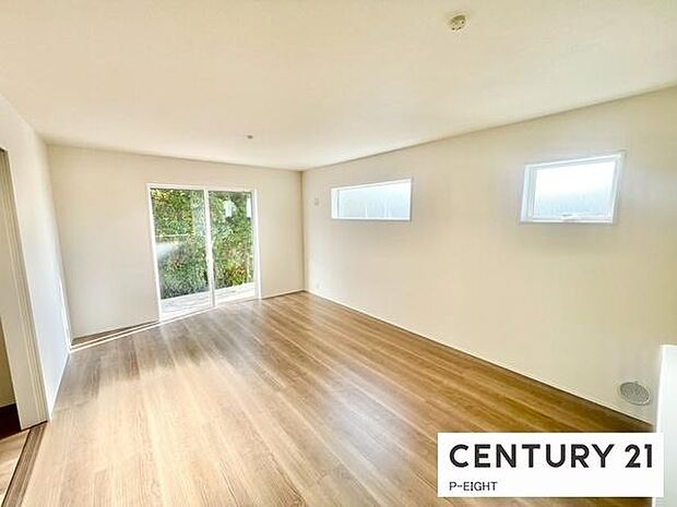 大きな窓のある明るいリビングです!