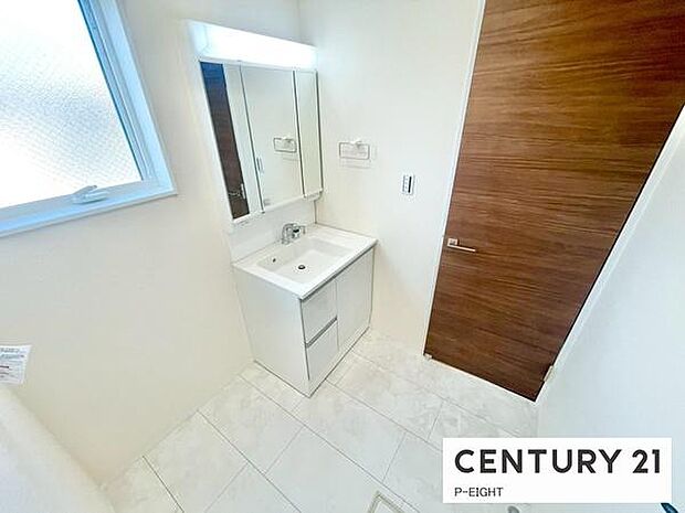 明るい洗面台で身支度ができます!洗濯機を置くスペースもあります!