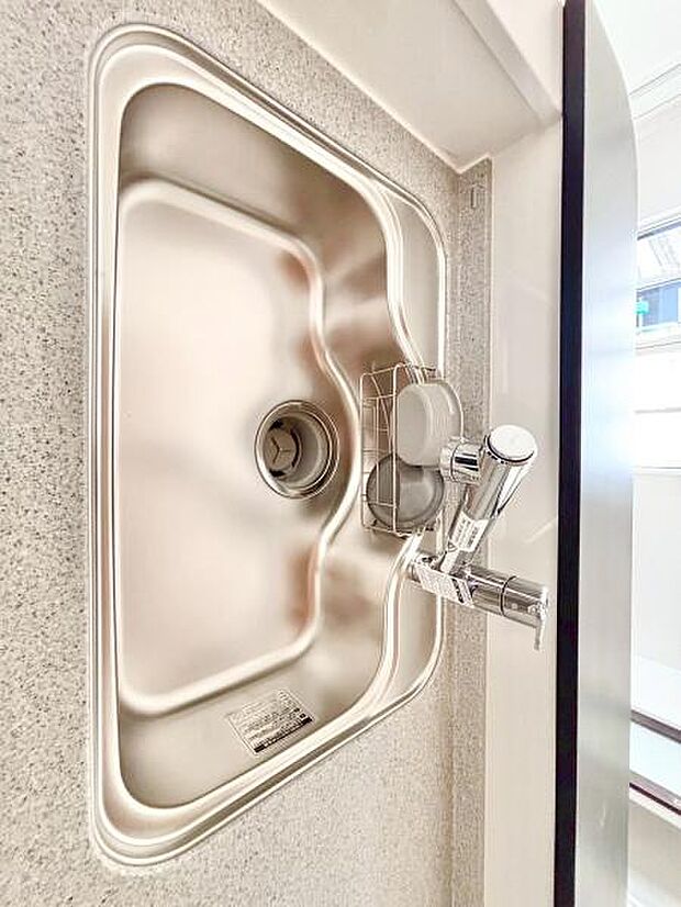 浄水器内蔵型のため、キッチン回りもスリムな印象です！