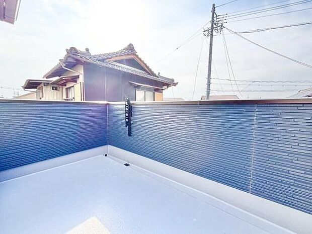 広々としたバルコニーで洗濯物も快適に。