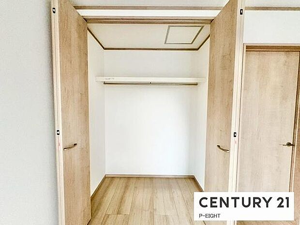 棚とパイプ付きで収納に便利です！