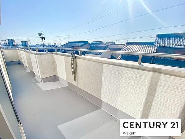 広々としたバルコニーで洗濯物も快適に。