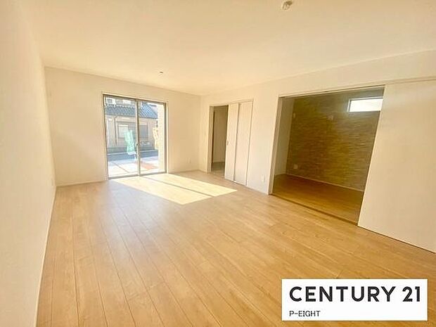 大きな窓のある明るいリビングです！