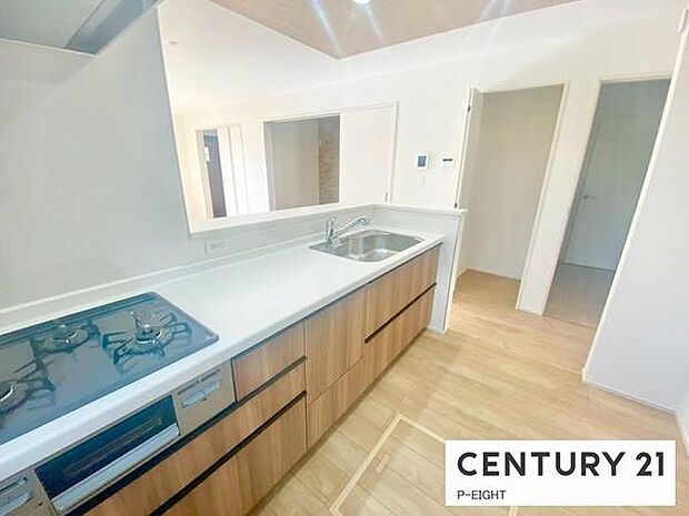 料理をしながらリビングを見渡せるつくりで、料理中も家族との会話がはずみます。キッチン横には便利なパントリーあり！