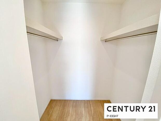 ウォークインクローゼットでたくさん収納できます！