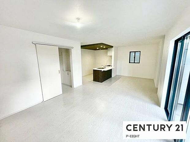 大きな窓から日光が差し込む明るいリビングです！