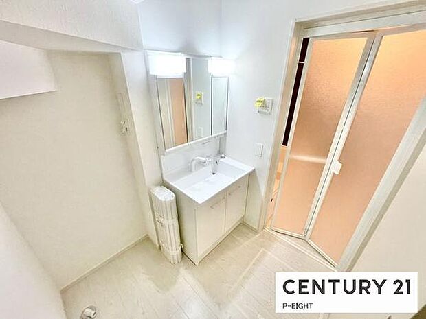 明るい洗面台で身支度ができます！洗濯機を置くスペースもあります！