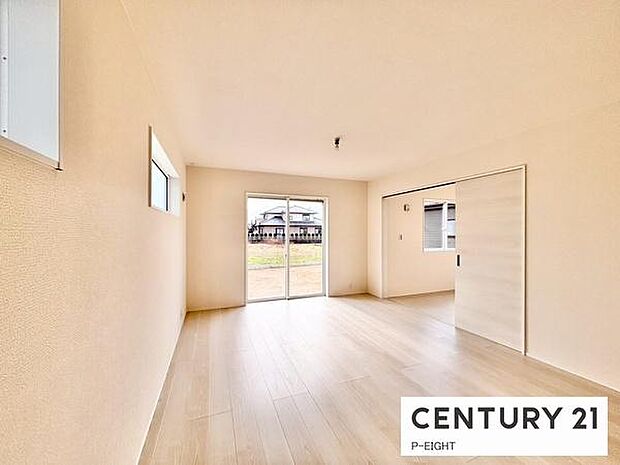 大きな窓から日光が差し込む明るいリビングです！