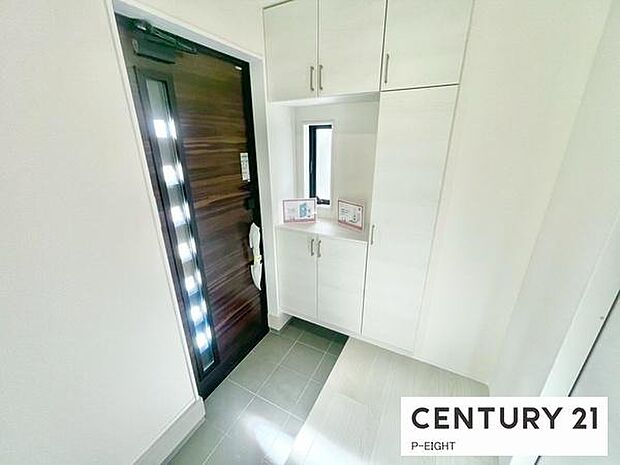 白を基調とした明るい玄関です！