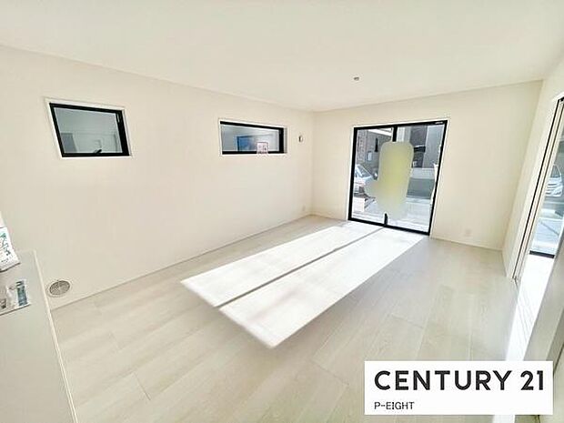 大きな窓から日光が差し込む明るいリビングです！