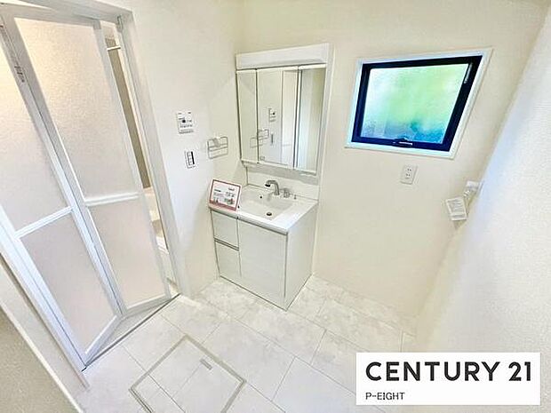 明るい洗面台で身支度ができます!洗濯機を置くスペースもあります!