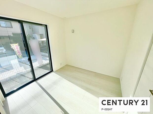 リビング横に便利な洋室！