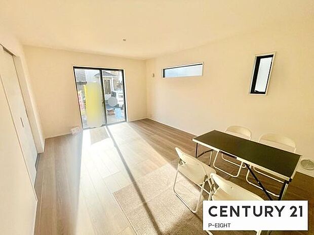 大きな窓から日光が差し込む明るいリビングです!