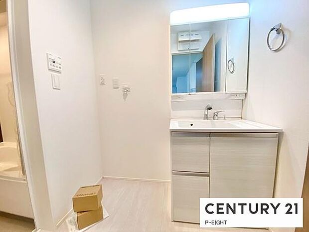 明るい洗面台で身支度ができます！洗濯機を置くスペースもあります！